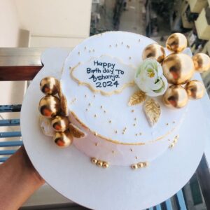 customized-vanilla-cake-golden-ball